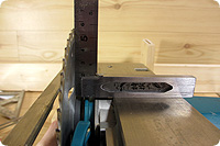 スコヤで丸のこの刃を調整